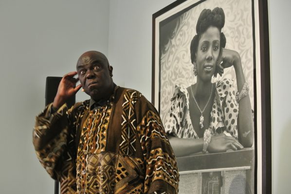 Gabriel Kinsa, le conteur devant une photographie de Seydou Keita.Crédit photo : Claire Nini  